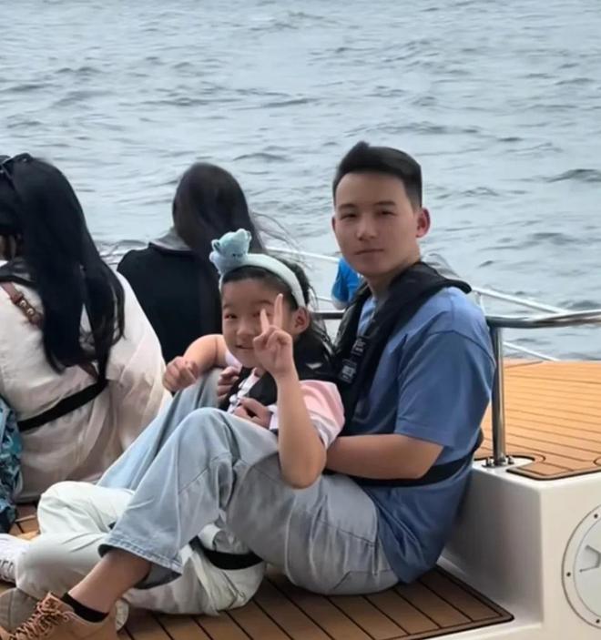 老谢评论区沦陷海军拎包大妹逛出CP感AG旗舰厅网站谢妈许健华带娃香港行！(图2)