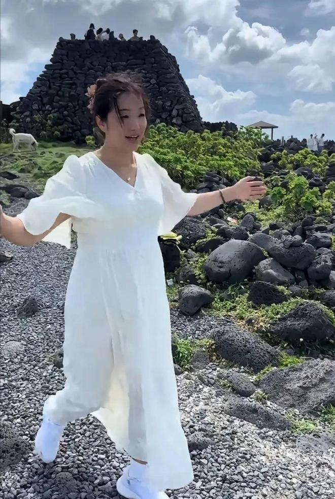 老谢评论区沦陷海军拎包大妹逛出CP感AG旗舰厅网站谢妈许健华带娃香港行！(图5)