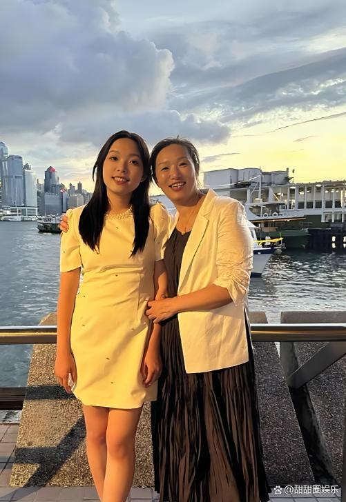 老谢评论区沦陷海军拎包大妹逛出CP感AG旗舰厅网站谢妈许健华带娃香港行！(图1)