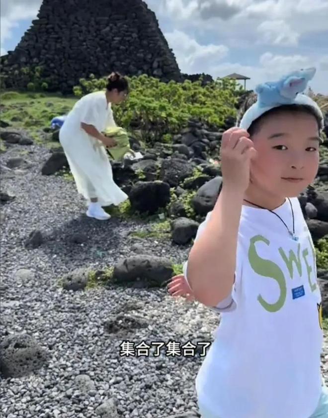 老谢评论区沦陷海军拎包大妹逛出CP感AG旗舰厅网站谢妈许健华带娃香港行！(图6)